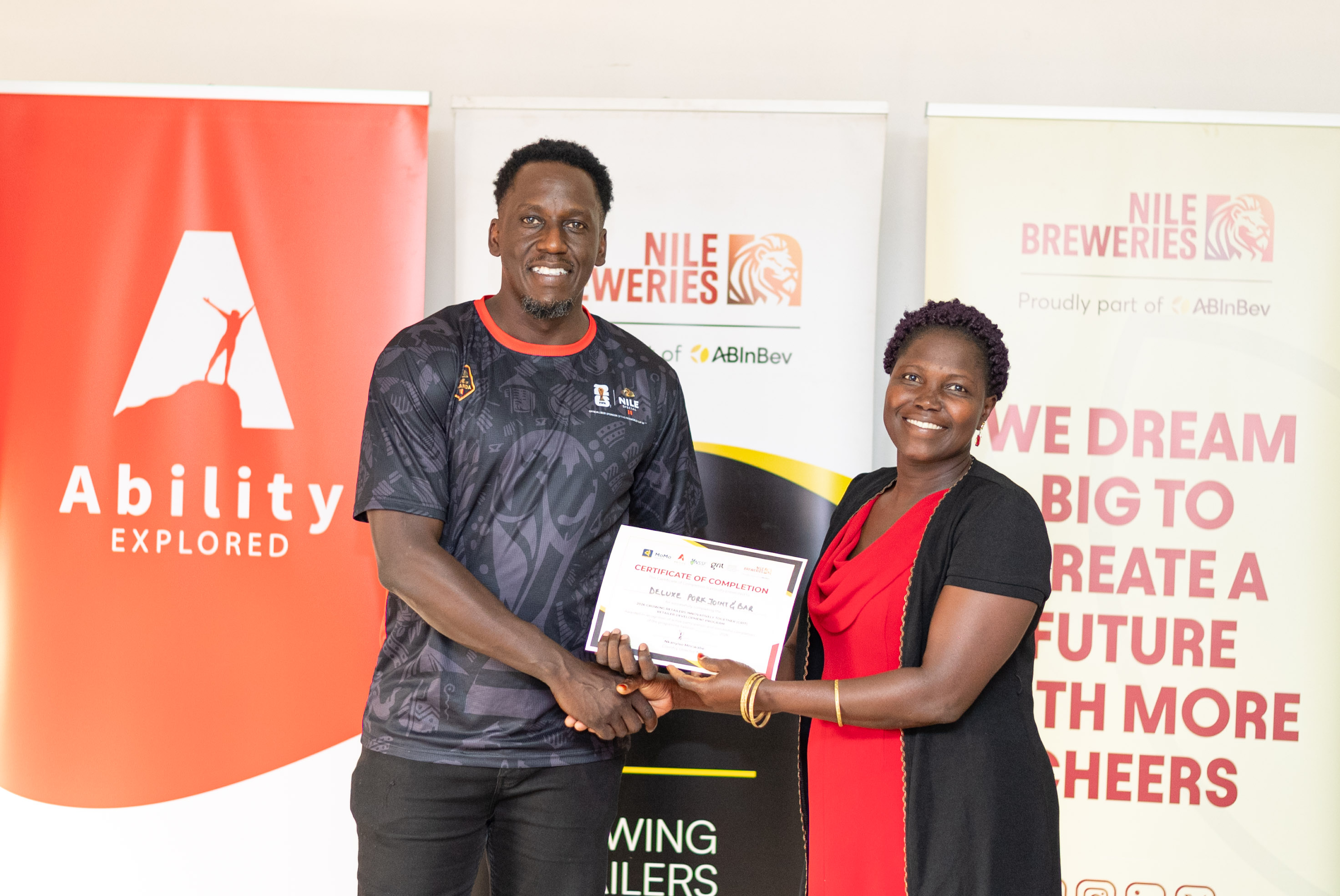 Reconocimiento a una participante de GRIT en Uganda.