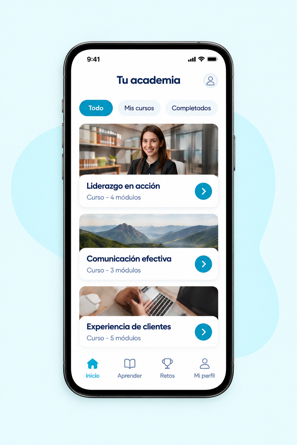 Teléfono completo con una academia personalizada en Closelly, navegación inferior y forma aqua.