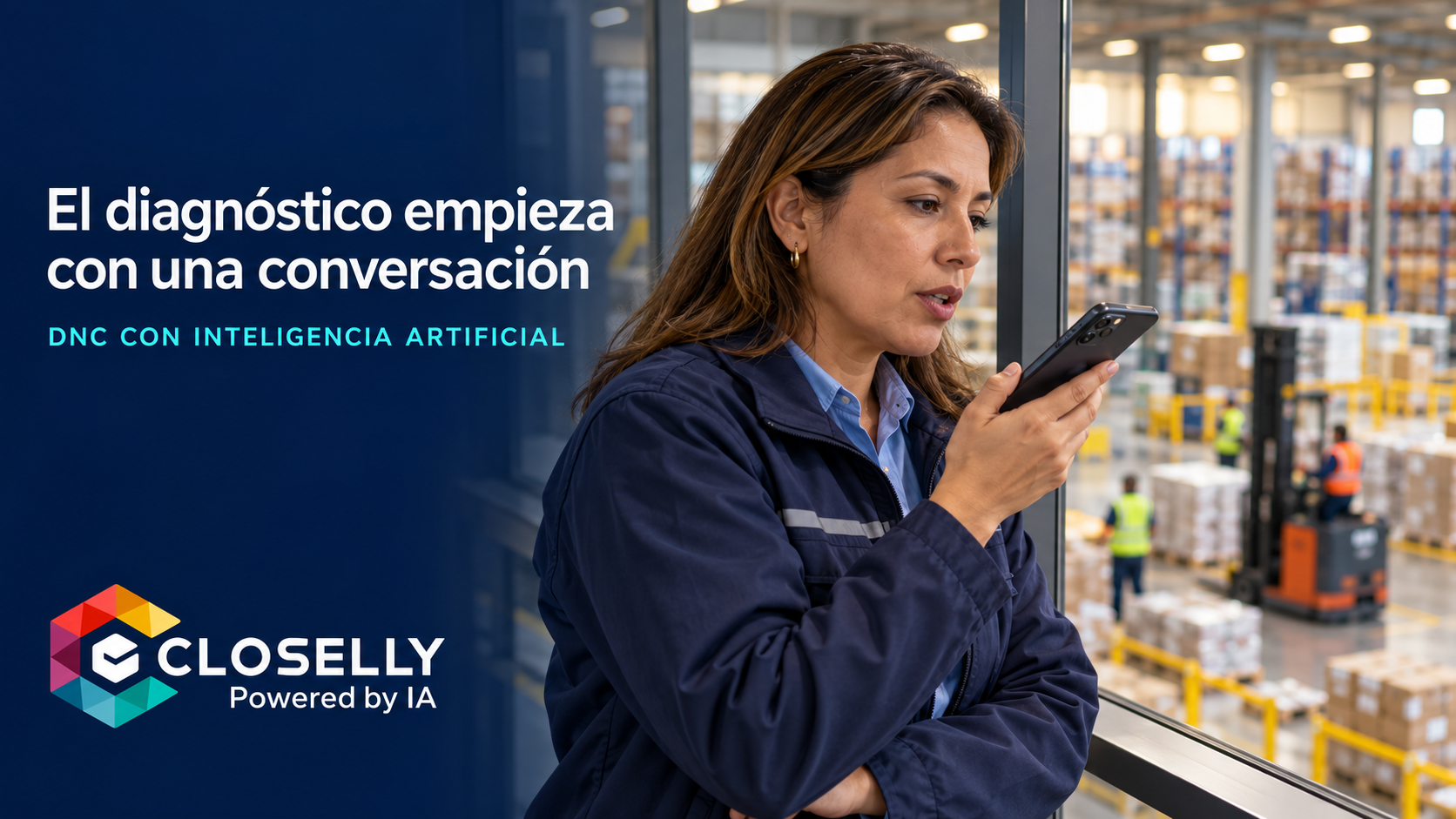 Escena ilustrativa de una líder conversando por voz para explorar necesidades de capacitación.
