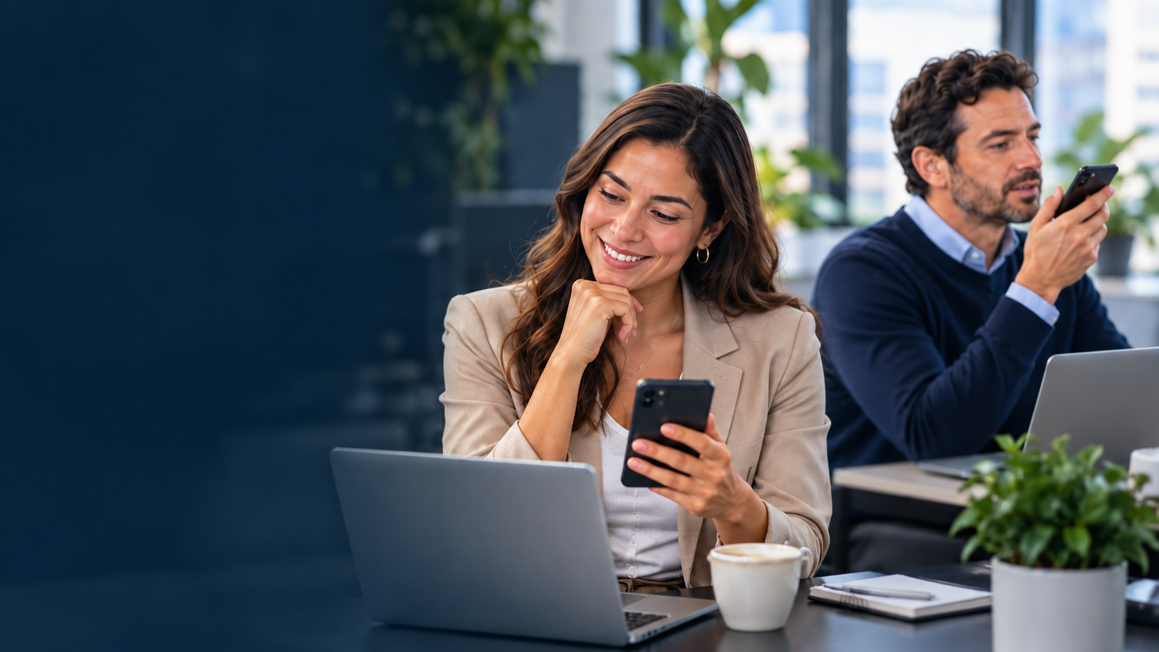 Profesional de finanzas revisando información en su teléfono junto a un colega que practica una conversación por voz.