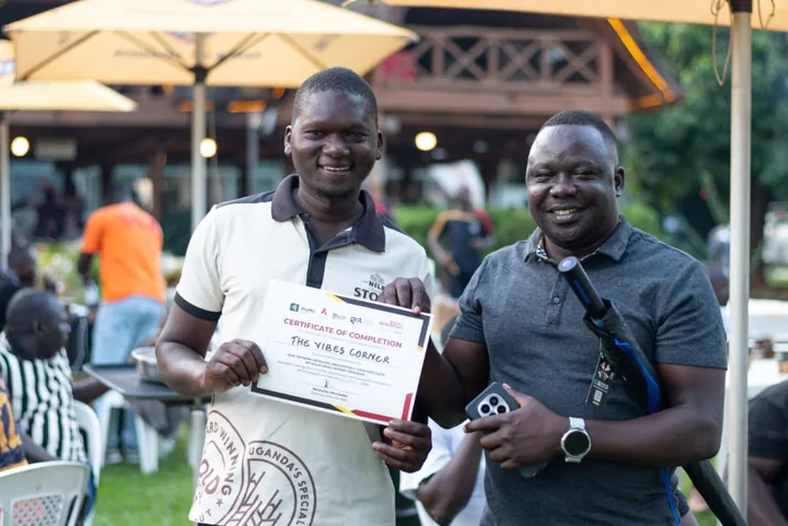 Participante de GRIT Academy recibe un certificado durante una jornada de formación en África.