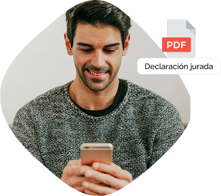 Participante revisando en su teléfono la declaración jurada mientras se muestra el documento generado.