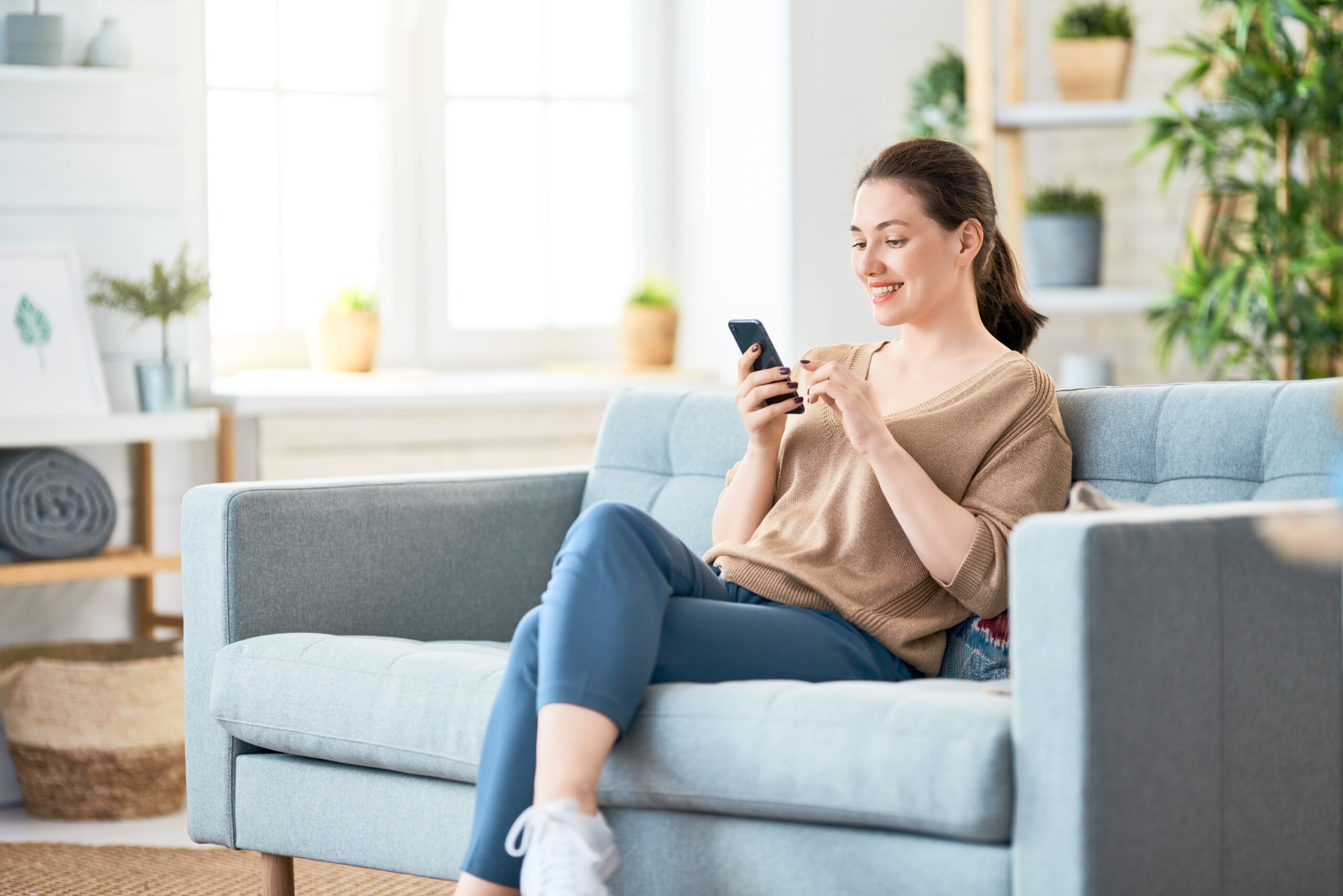 Mujer jugando en su teléfono