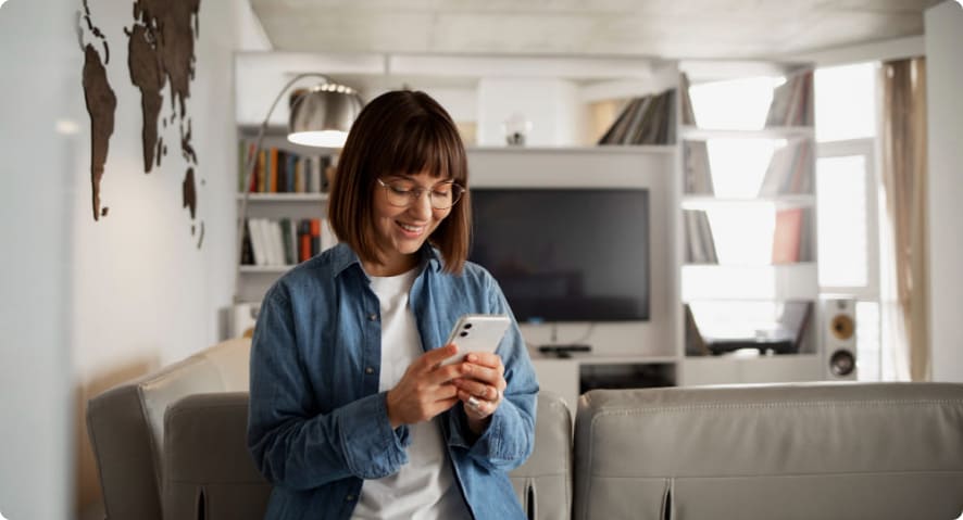 Mujer de lentes usando el celular
