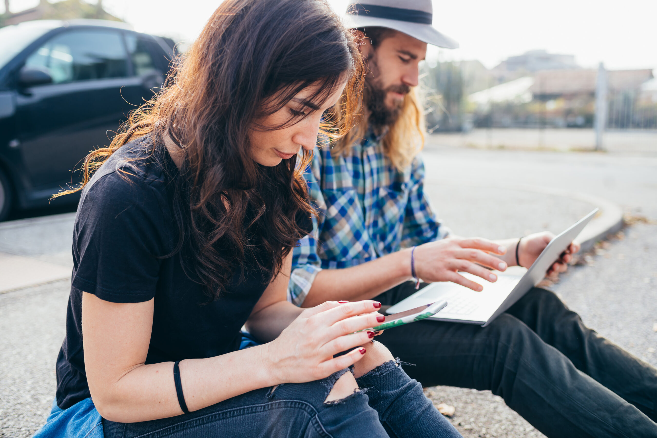 Dos personas usando dispositivos tecnológicos