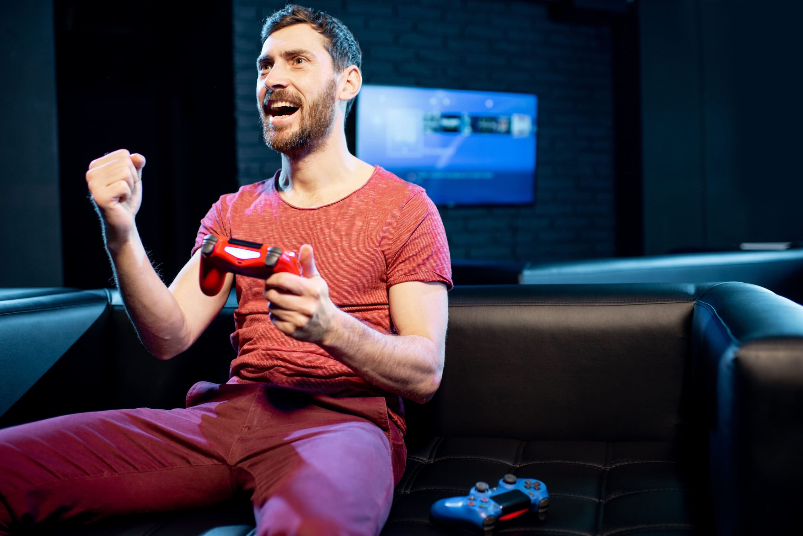 Hombre jugando videojuegos con consola