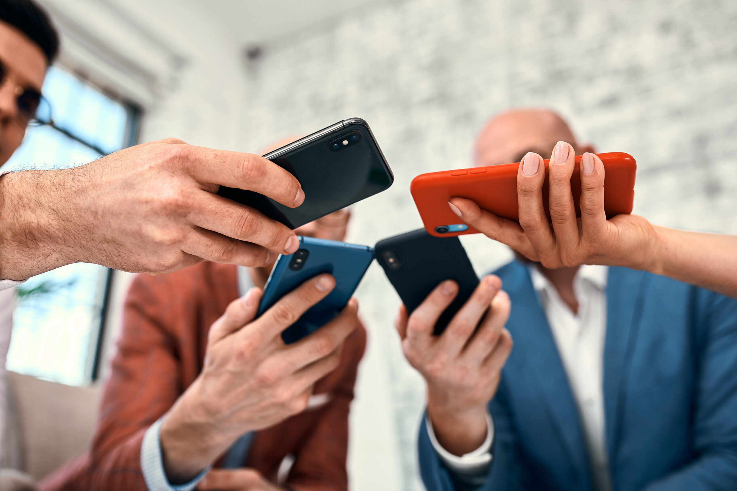 Personas sosteniendo el teléfono