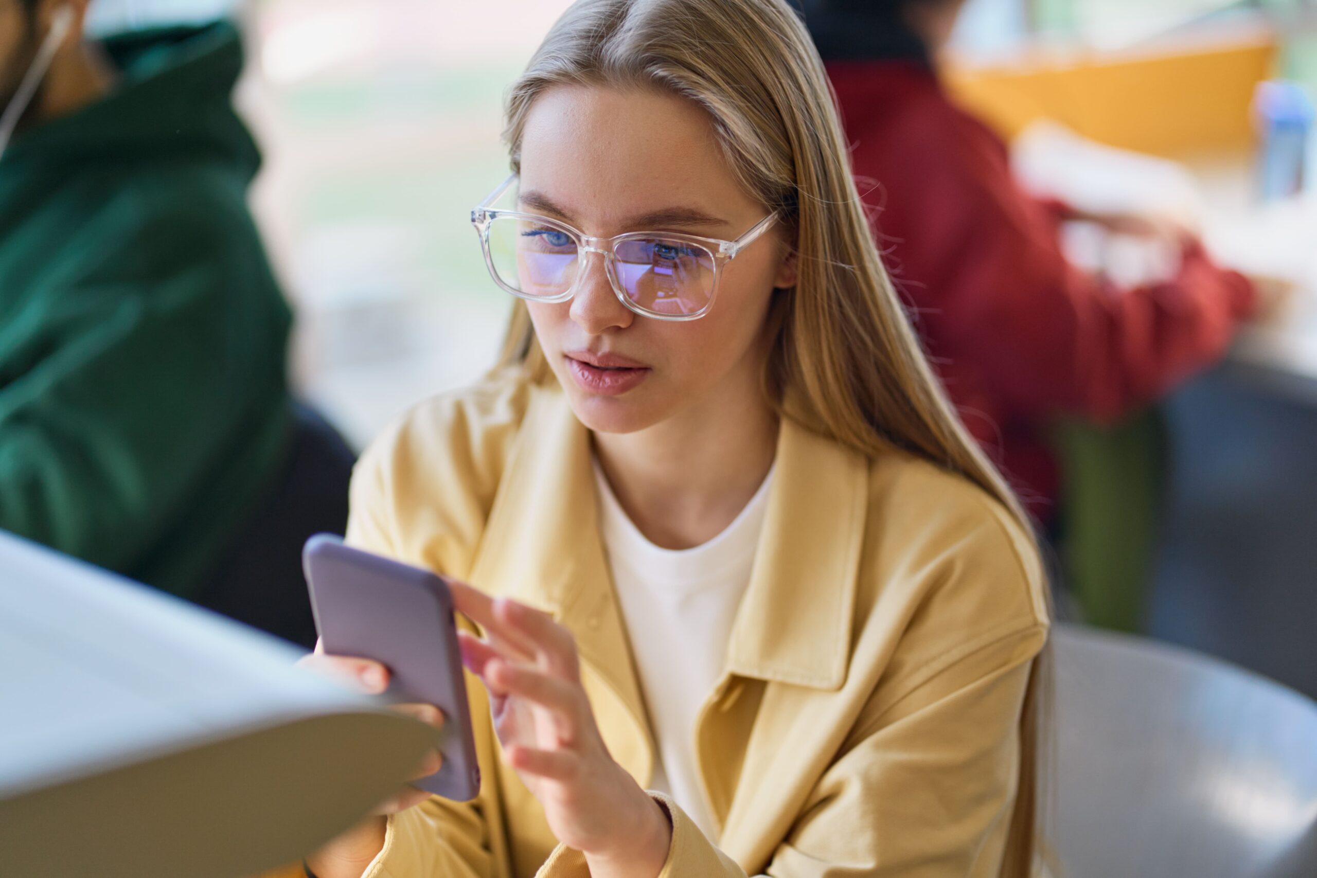Estudiante de la generación z que usa un teléfono móvil mirando un teléfono inteligente.