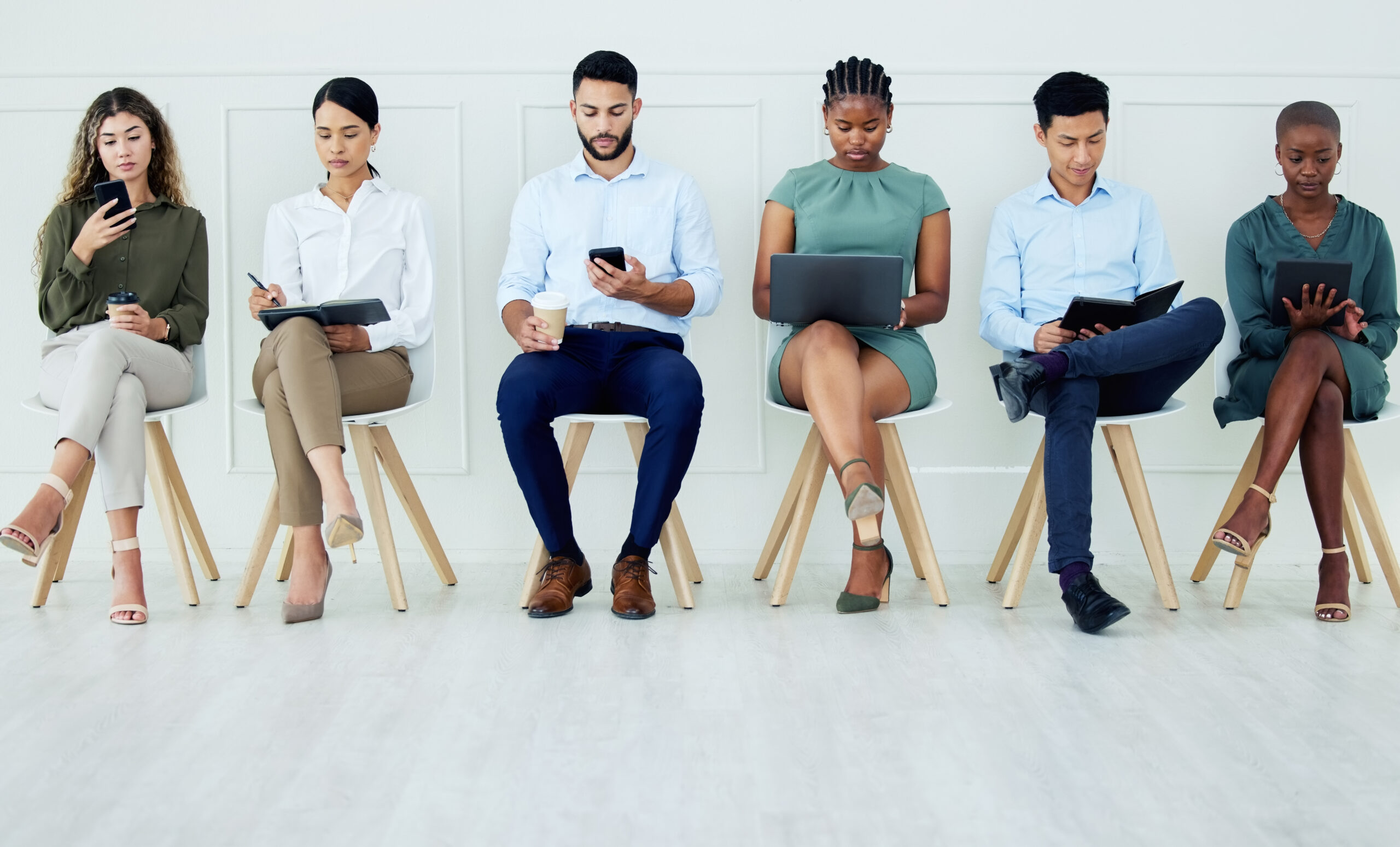 Personas mirando dispositivos móviles