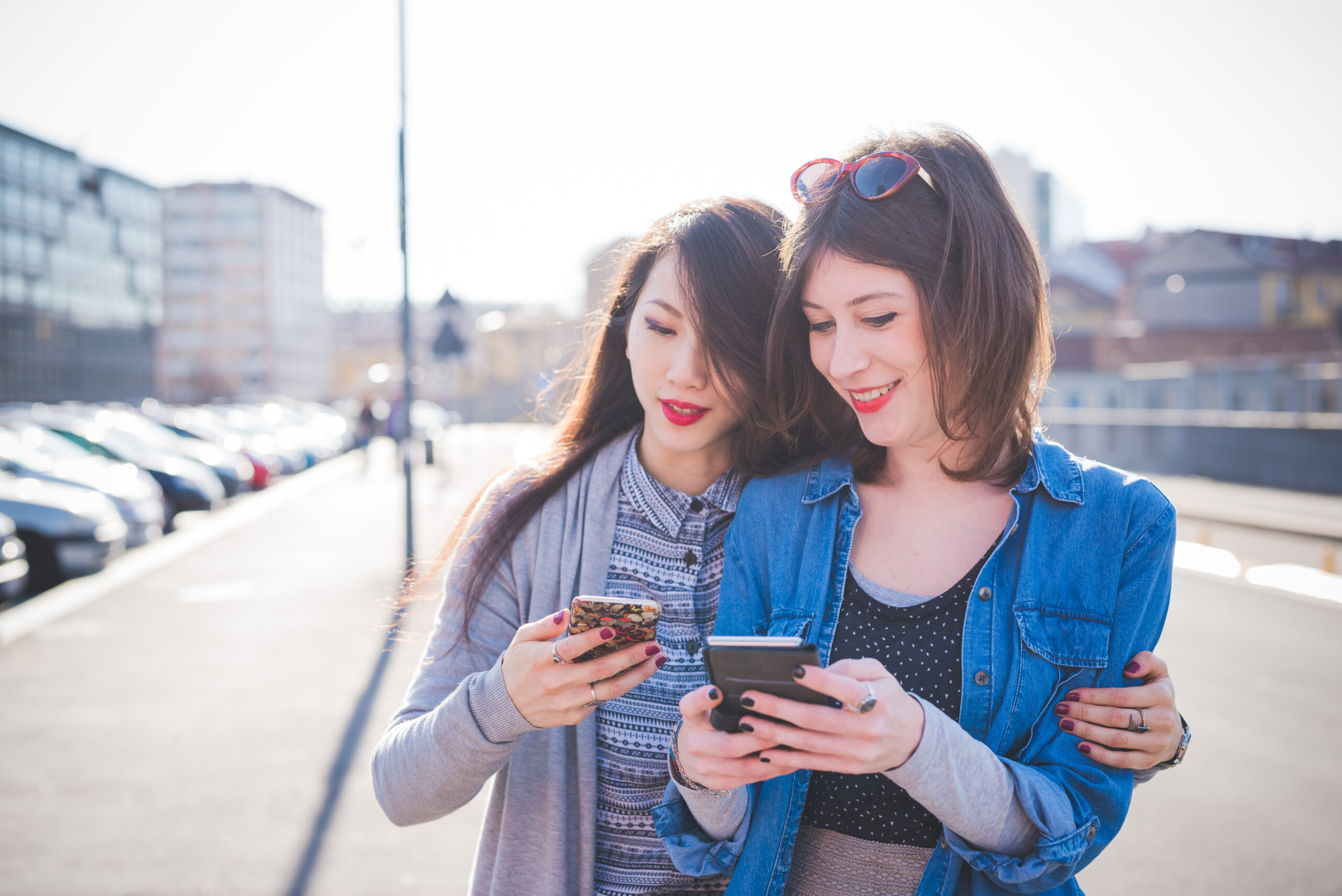 Dos mujeres consultando un teléfono móvil