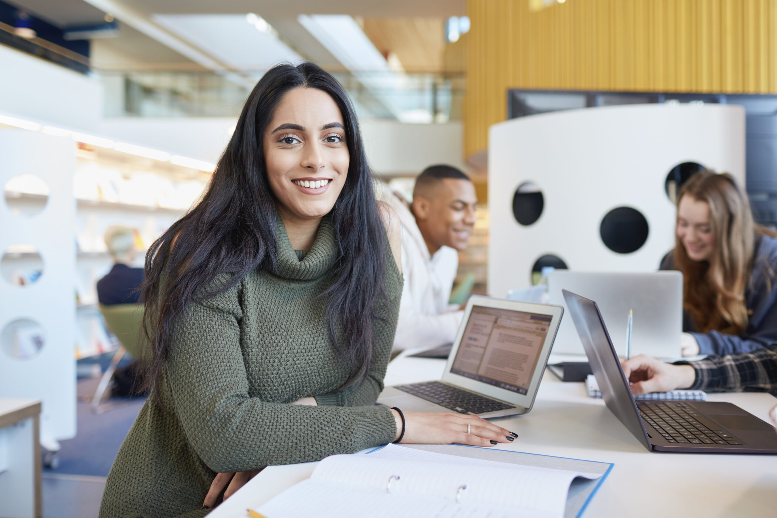 Grupo de personas trabajando en el computador