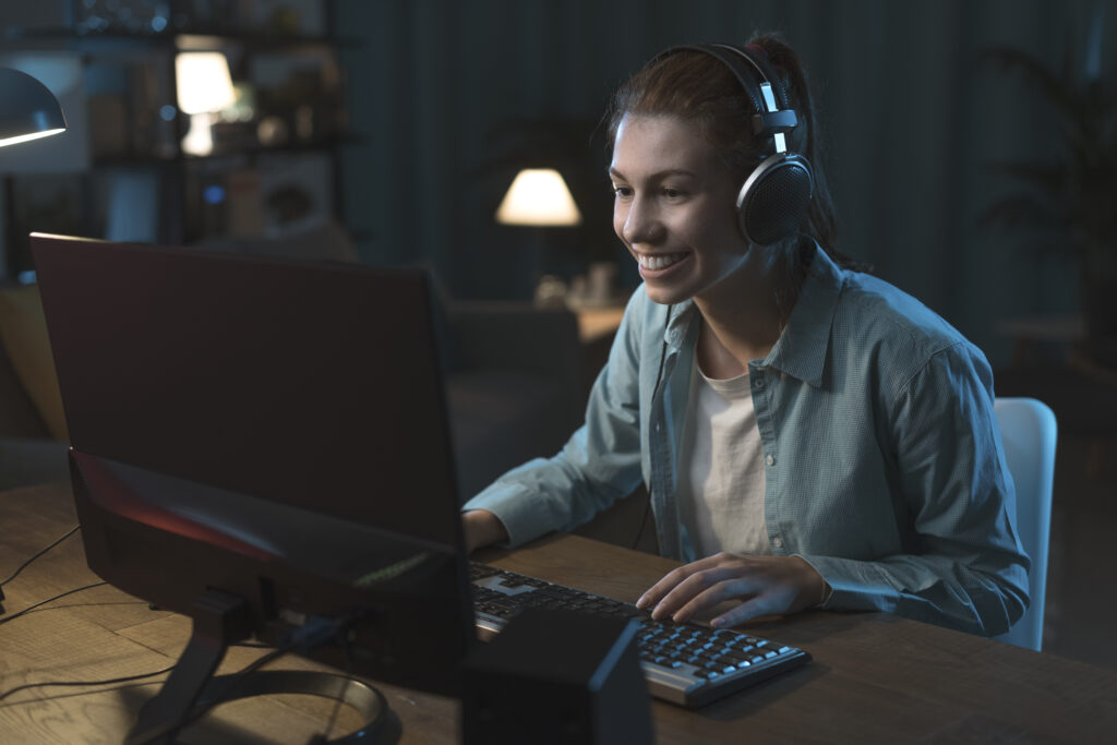 Mujer jugando en su computadora